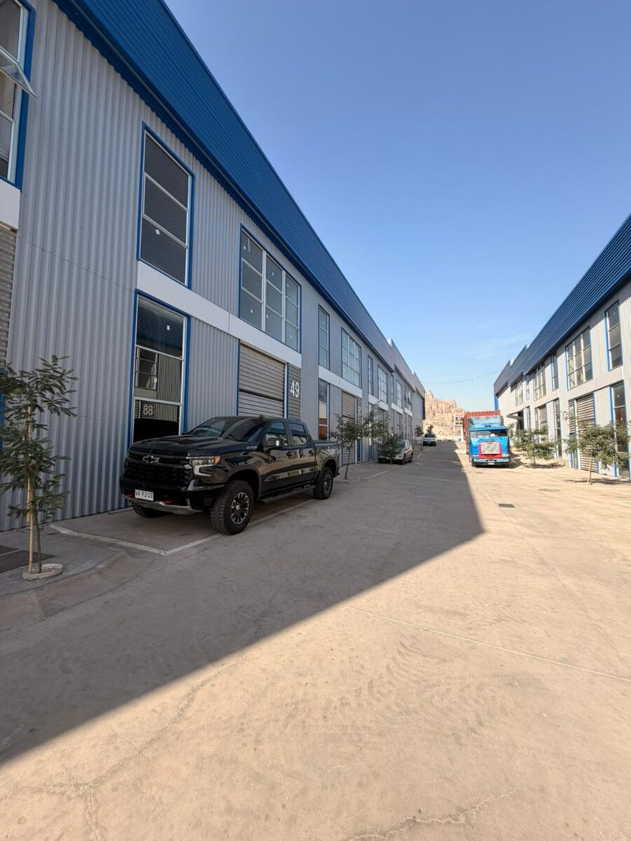 Calle interior del parque industrial entre dos hileras de naves modulares