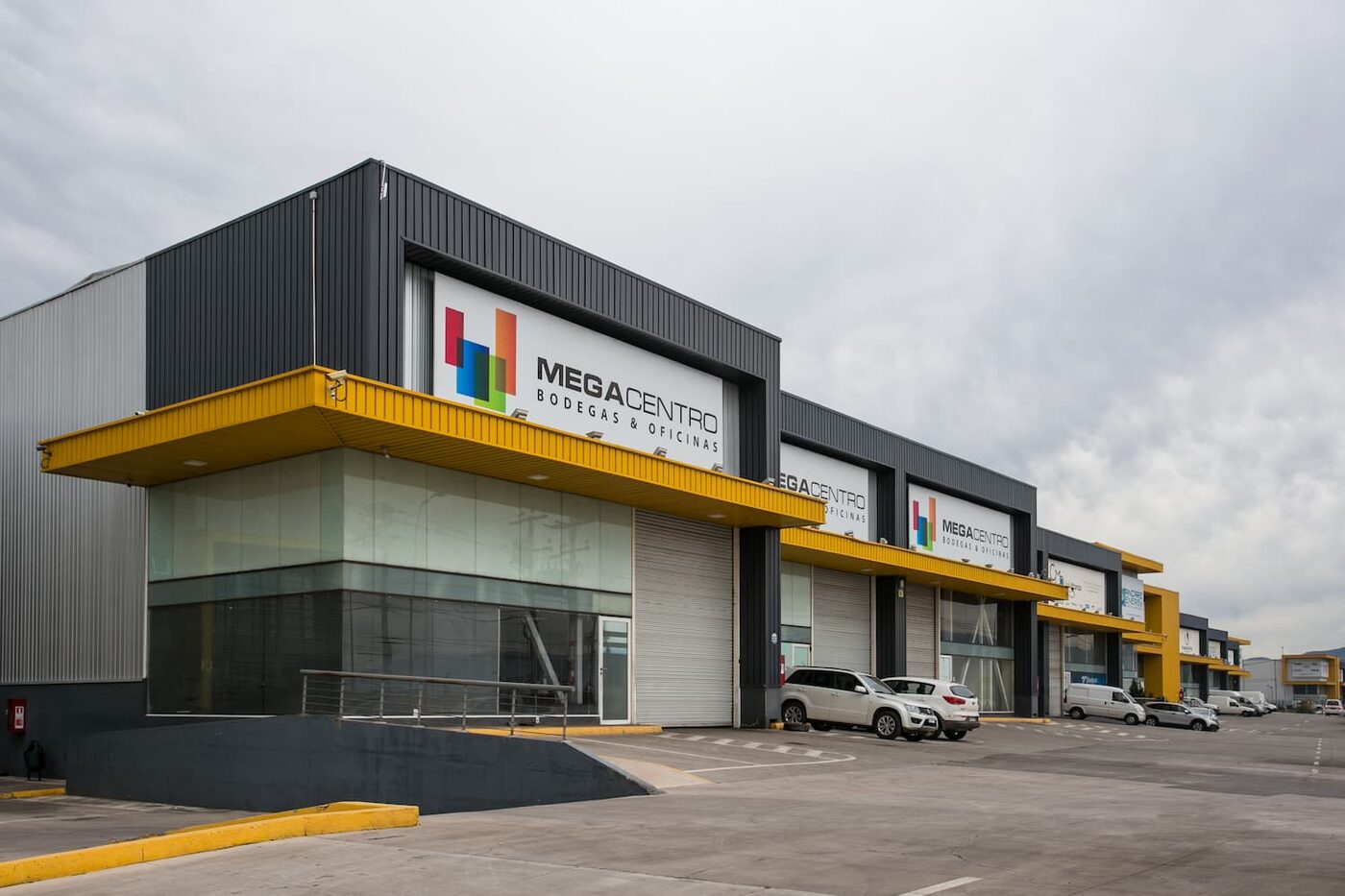 Fachada comercial de Megacentro Aeropuerto sobre San Pablo