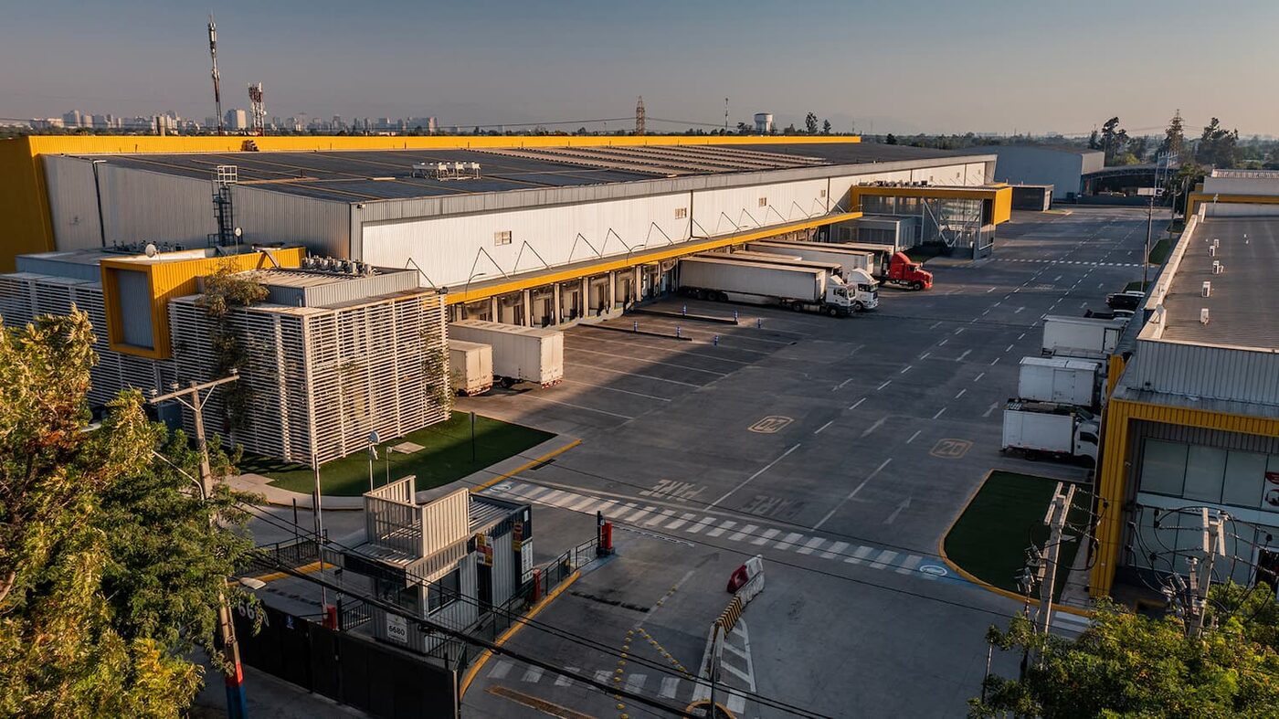 Vista exterior de Megacentro Carrascal cerca de la Costanera Norte