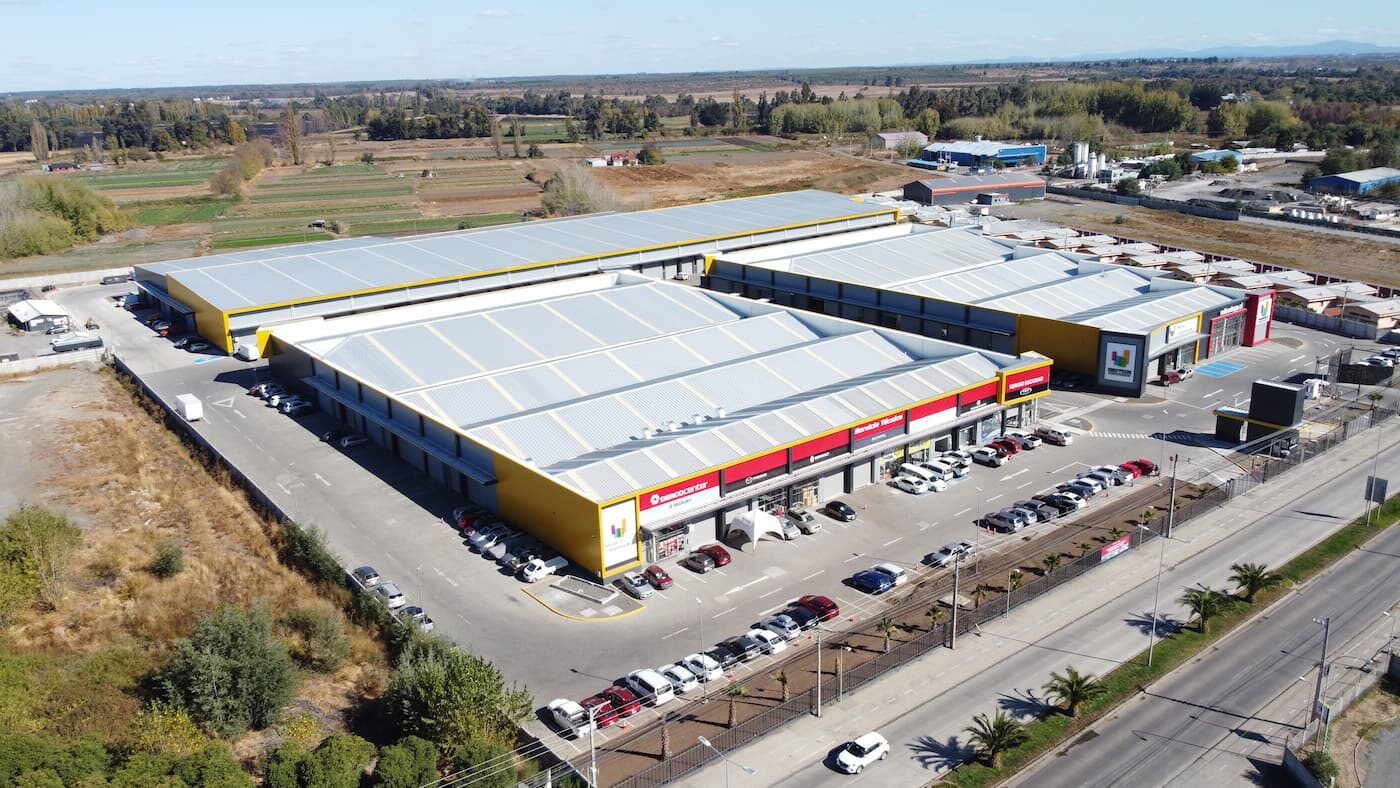 Vista aérea de Megacentro Chillán con naves industriales y locales comerciales