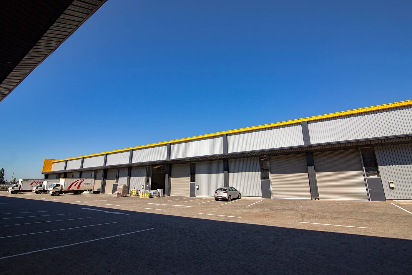 Nave con andenes y patio de maniobras en Megacentro Chillán
