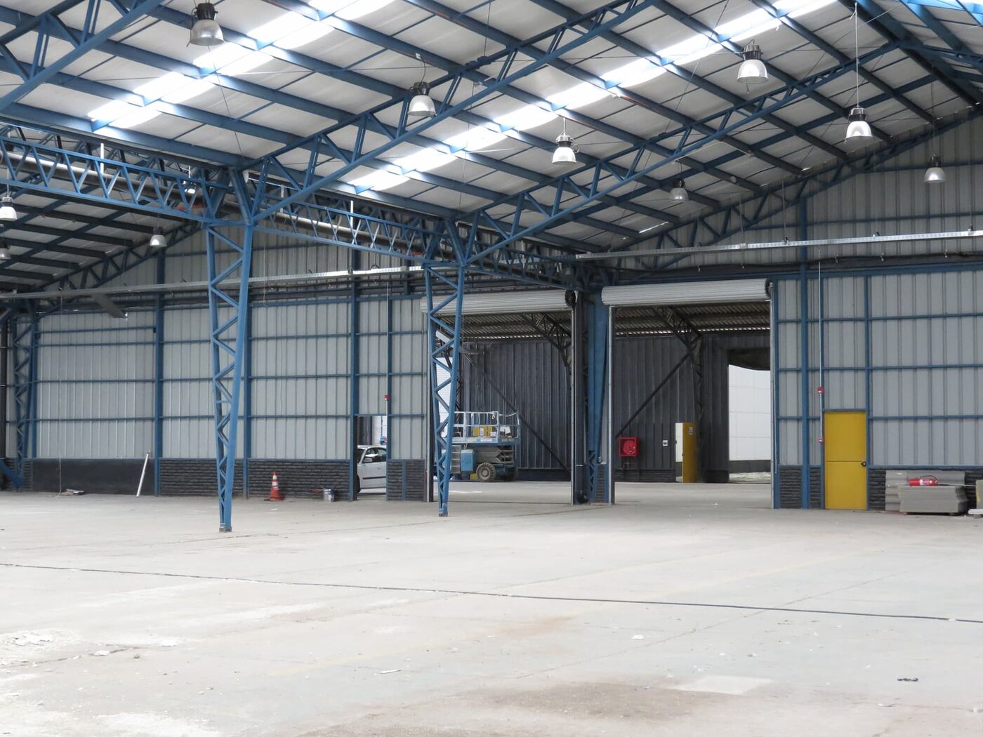 Vista exterior amplia de bodegas en Megacentro El Belloto