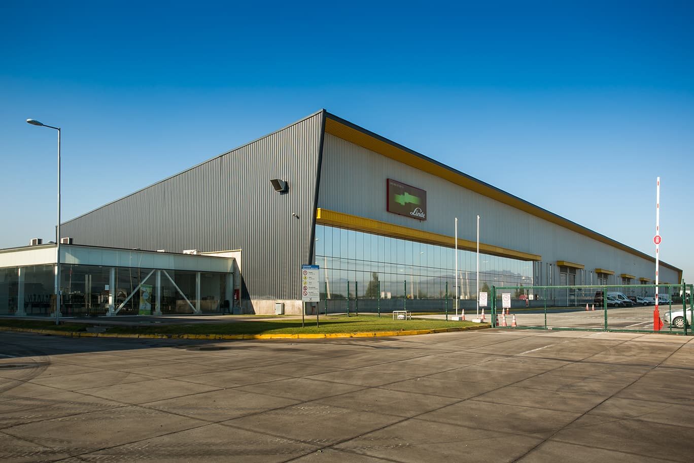 Vista exterior de Megacentro Miraflores I