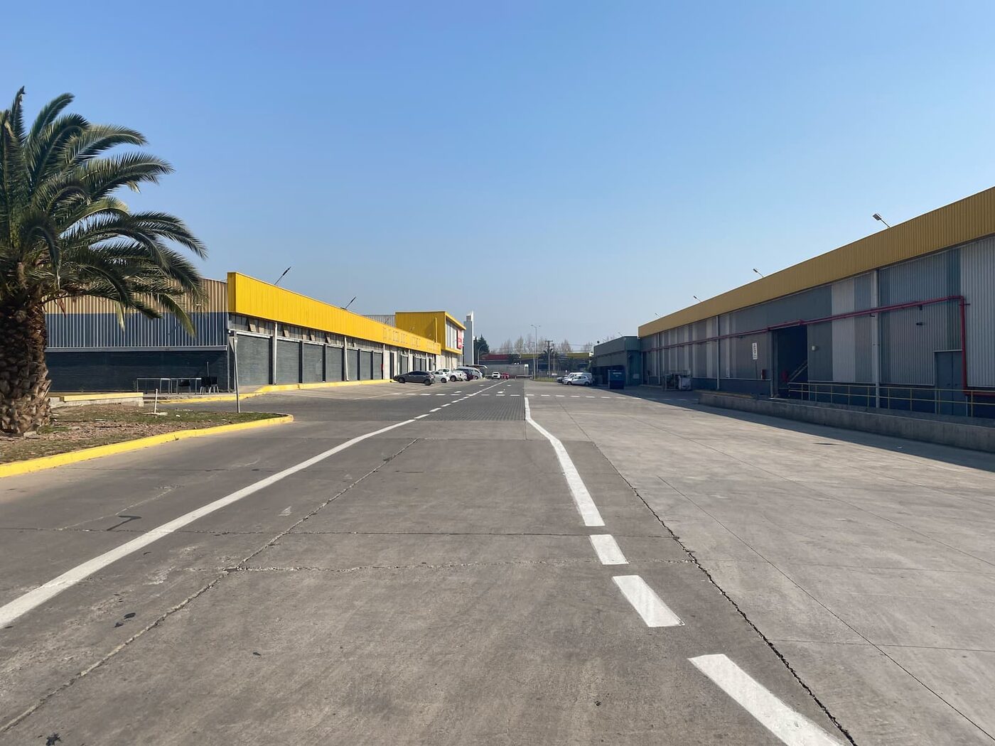 Fachada de Megacentro Nordik sobre Américo Vespucio