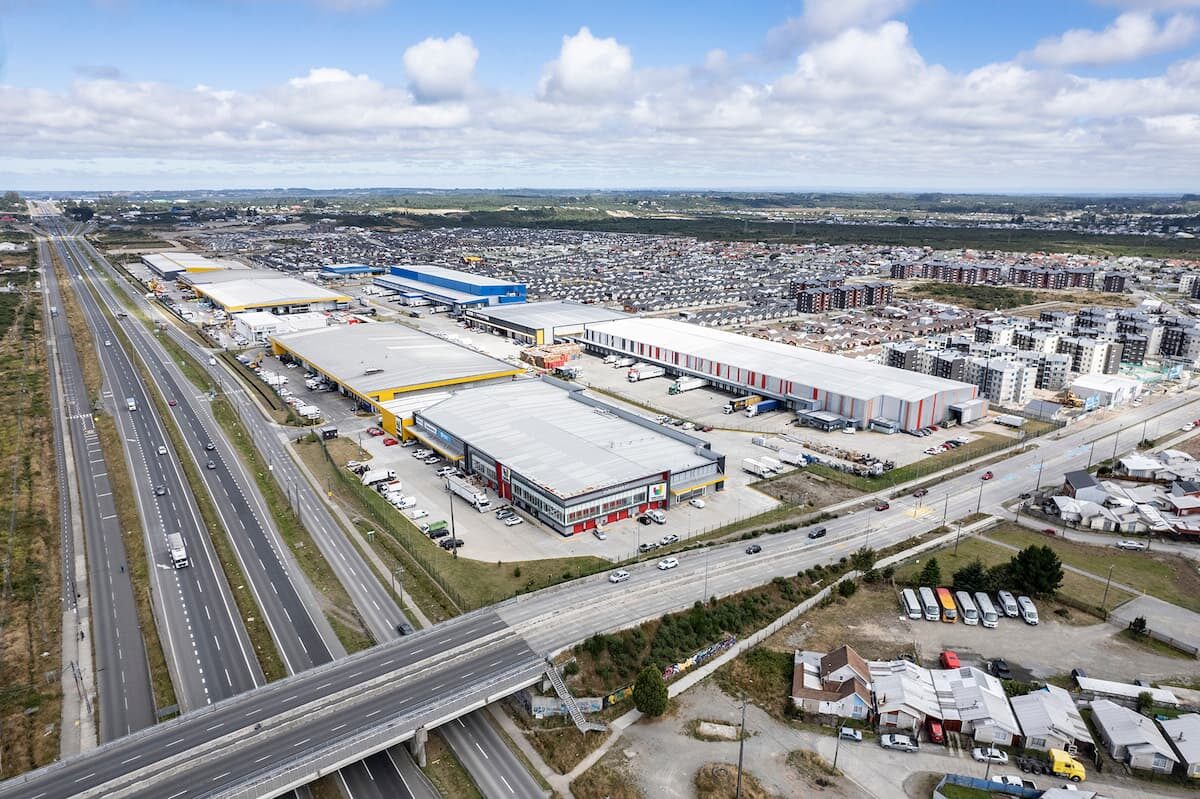 Vista aérea del complejo Megacentro Puerto Montt junto a la Ruta 5, con sus naves y bodegas