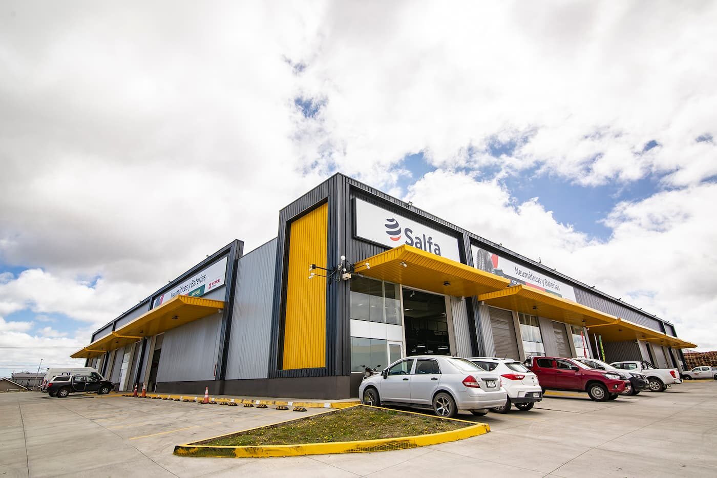 Fachada de una nave comercial del centro con estacionamiento de clientes
