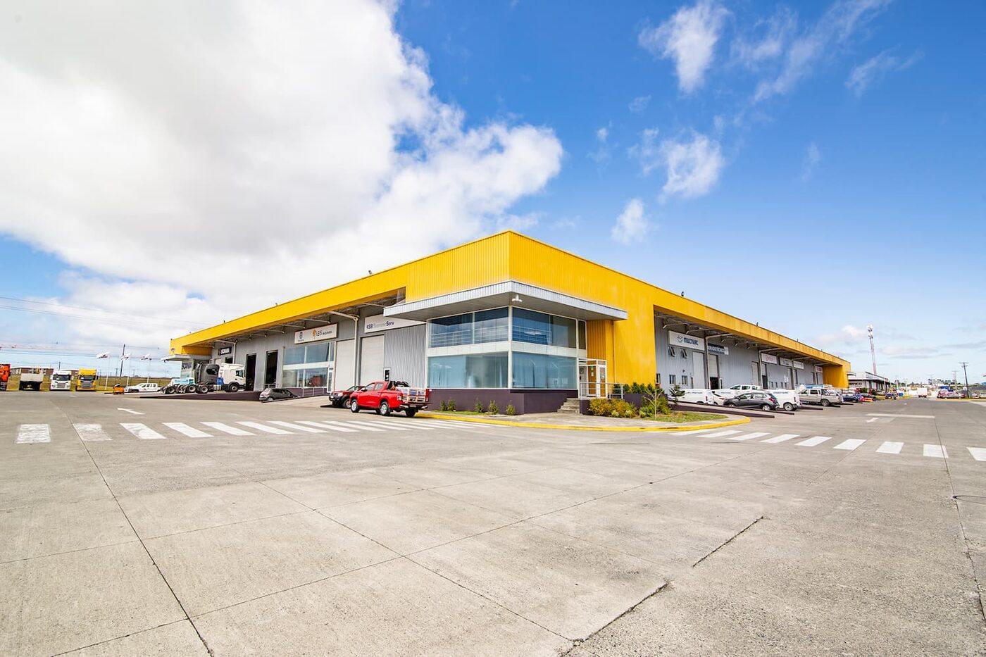 Nave con oficinas en planta alta y amplio patio de maniobras pavimentado