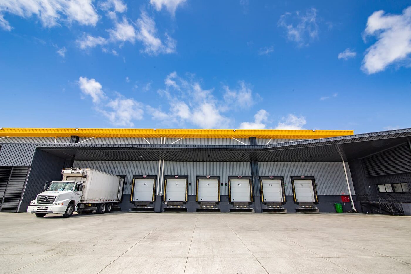 Andenes de carga techados y numerados con camión refrigerado