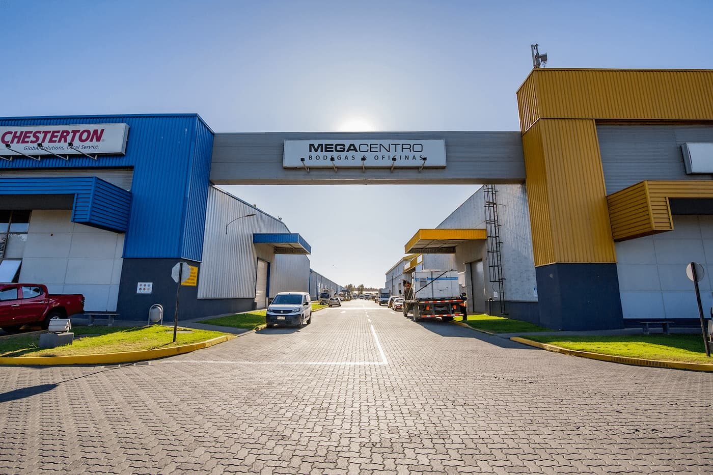 Portón de entrada de Megacentro San Pedro con letrero corporativo