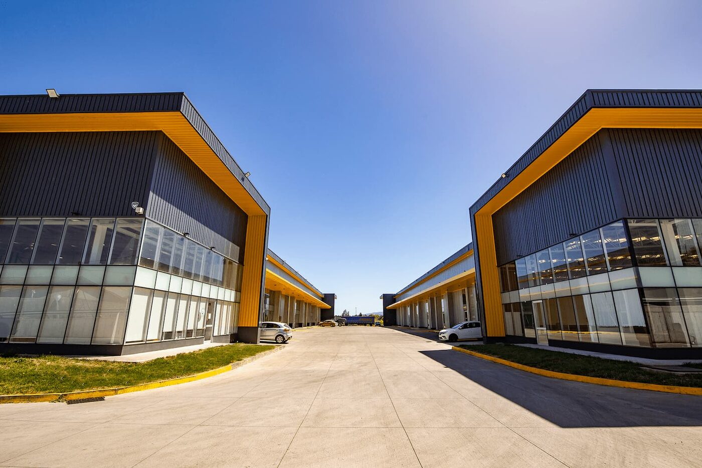 Patio de maniobras y acceso a bodegas en Megacentro Temuco