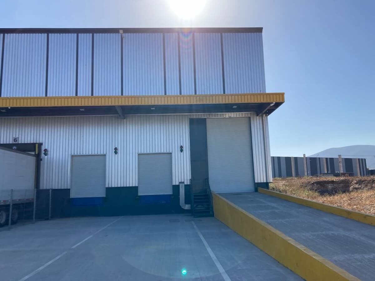 Andenes y puertas enrollables de bodega en Megacentro Coquimbo II, Pan de Azúcar
